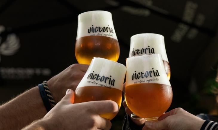 Victoria Bier Proosten met Victoria bier
